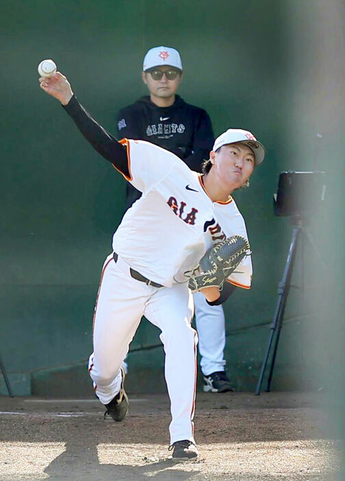 杉内投手チーフコーチ（後方）が見守る中、ブルペンで投げ込む田村（カメラ・宮崎　亮太）