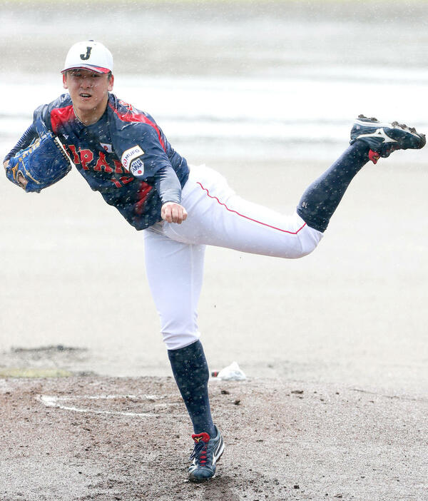 雨の中、西武隅田はライブBPで登板する（撮影・上山淳一）