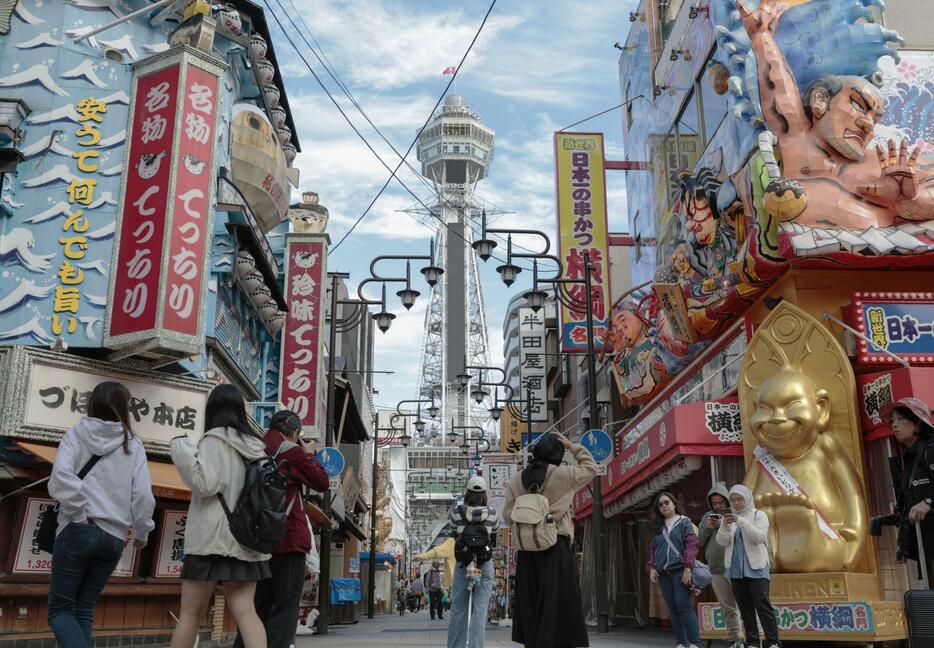 大阪・新世界の通天閣（奥）＝8日午前