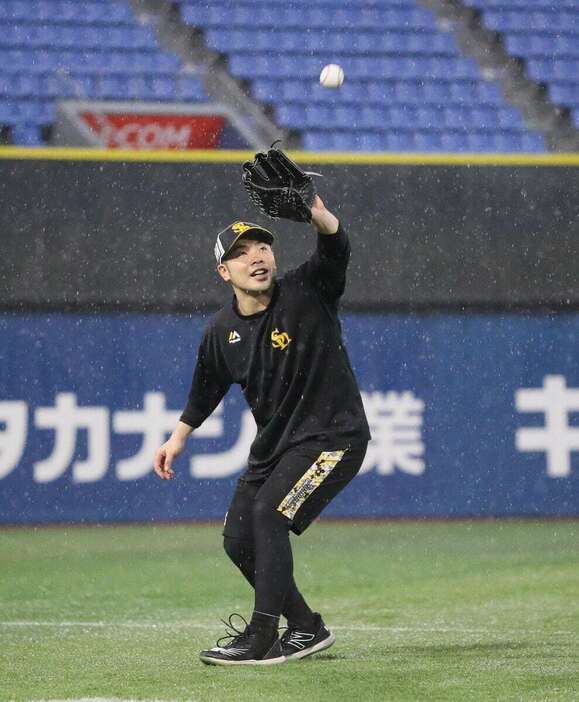 日本シリーズ第6戦が中止となり、雨の中で守備練習するソフトバンクの近藤＝２日、横浜スタジアム（渋井君夫撮影）