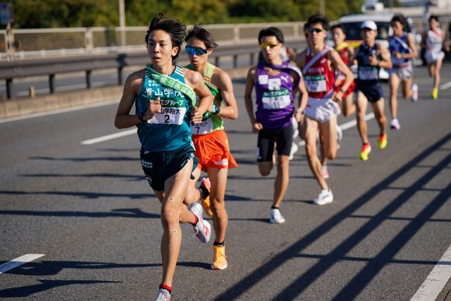 2区区間賞の青山学院大学・鶴川正也選手(写真：SportsPressJP/アフロ)