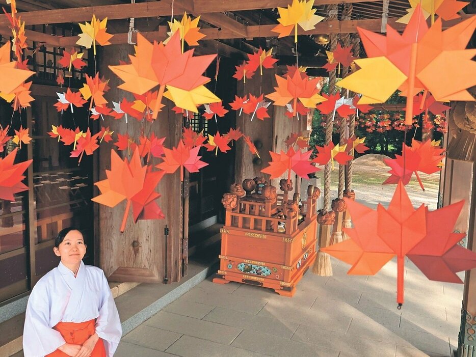 拝殿を彩る紅葉の飾り物＝南砺市高瀬の高瀬神社