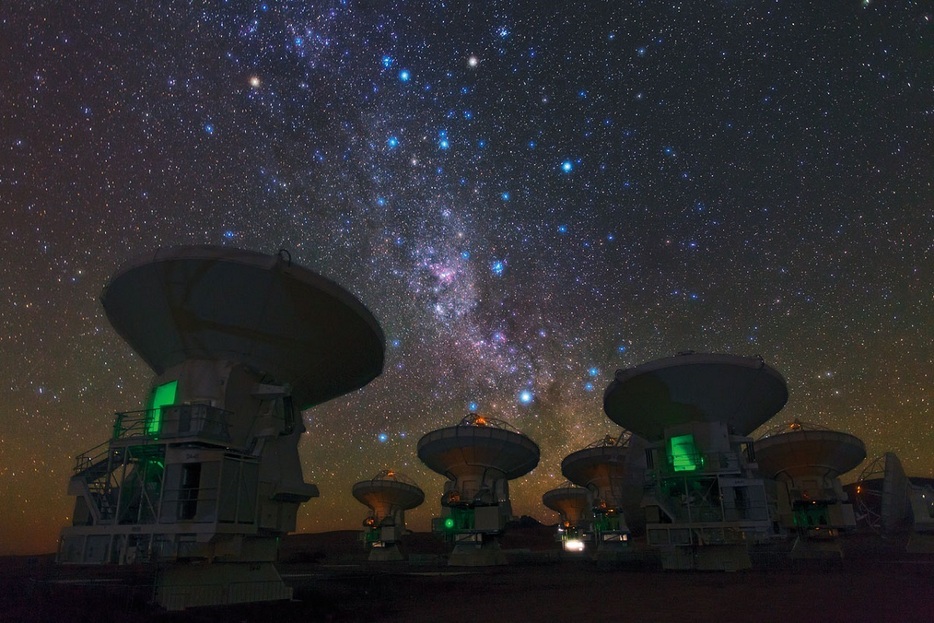 南米チリ・アタカマ砂漠のアルマ（ALMA）望遠鏡上空の天の川（ESO/B. Tafreshi (twanight.org)）