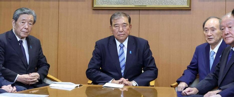 石破首相（中央）や森山幹事長（左）を追及する声は党内から出てくるのか