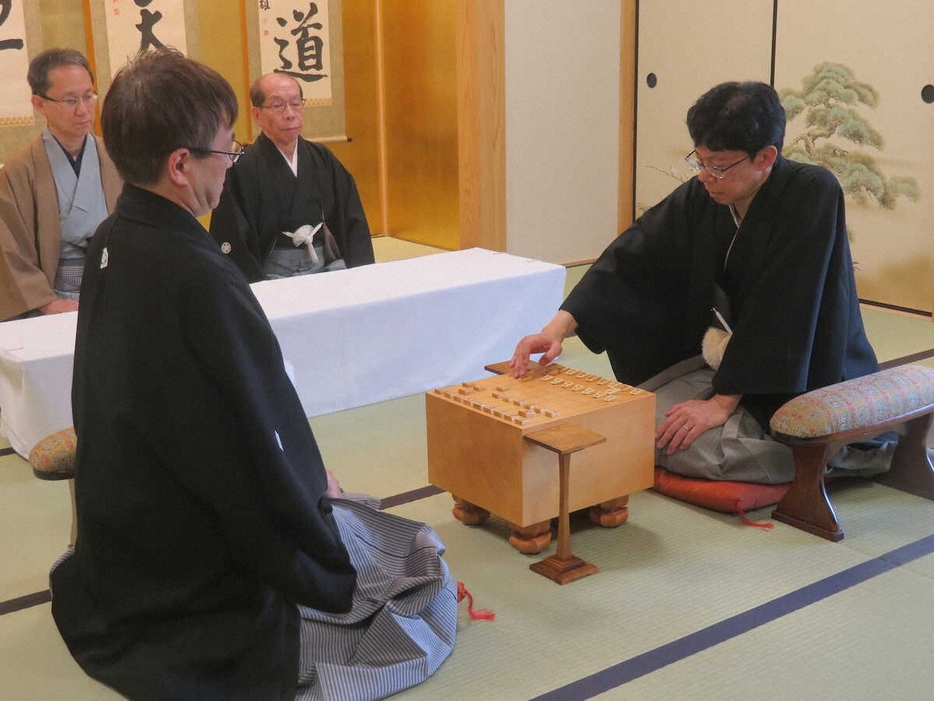 高槻市へ移転する関西将棋会館の特別対局室で羽生善治九段（左）とこけら落とし対局をする谷川浩司十七世名人