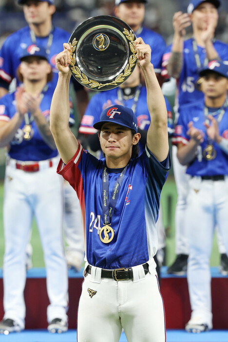 最優秀選手（ＭＶＰ）に選ばれた台湾代表の陳傑憲＝２４日、東京ドーム