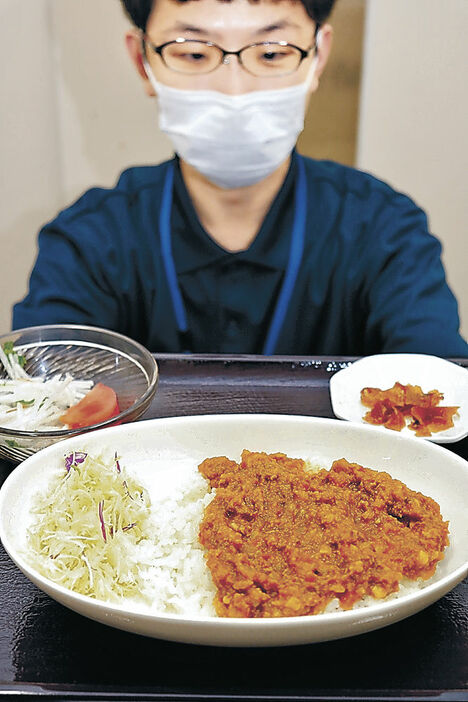 新メニューの「こまつ勧進帳キーマカレー」＝小松市の道の駅こまつ木場潟