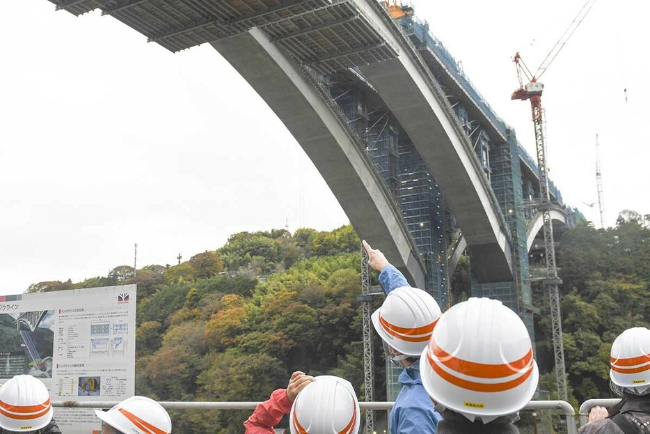 巨大なアーチが特徴の河内川橋＝１８日、山北町