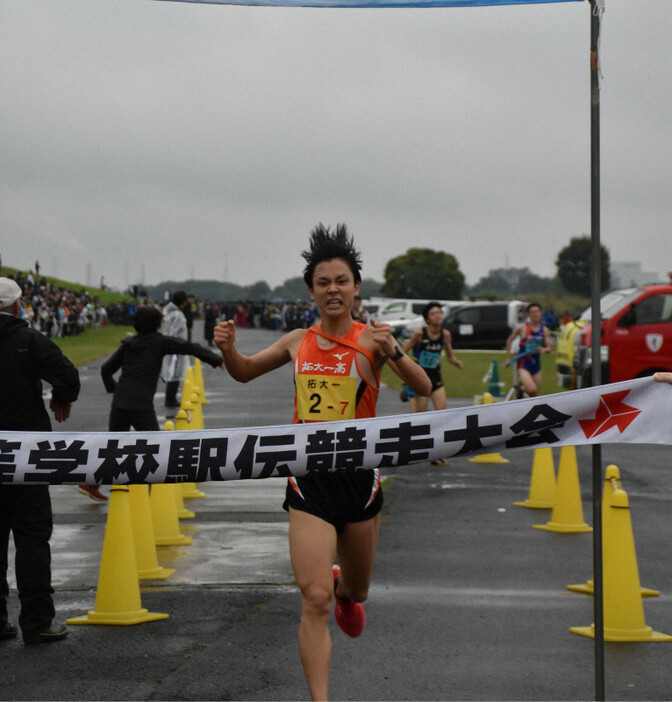 トップでゴールテープを切る拓大一の松本惺＝板橋区で2024年11月2日午後2時38分、長屋美乃里撮影