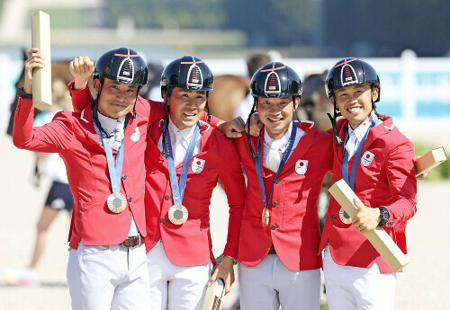 パリ五輪・総合馬術団体で銅メダルを獲得して喜ぶ（左から）北島隆三選手、大岩義明選手、田中利幸選手、戸本一真選手（７月２９日、ベルサイユ宮殿で）