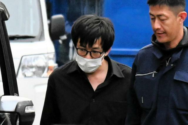 池田崇容疑者（中央）=2024年11月14日午後4時4分、神奈川県警大船署、稲葉有紗撮影