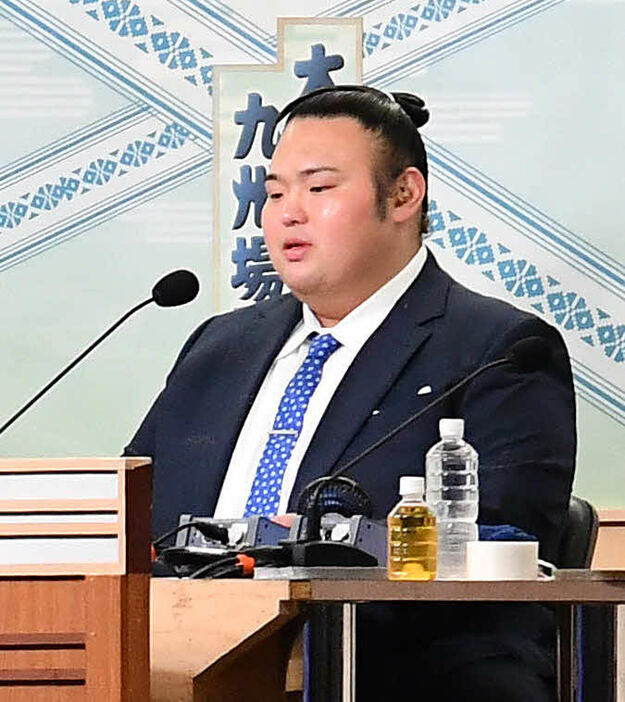 大相撲九州場所7日目　NHK中継で解説を行う湊川親方（元大関貴景勝）（撮影・岩下翔太）