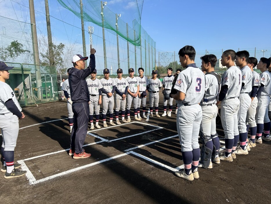 選手に説明する吉原拓監督