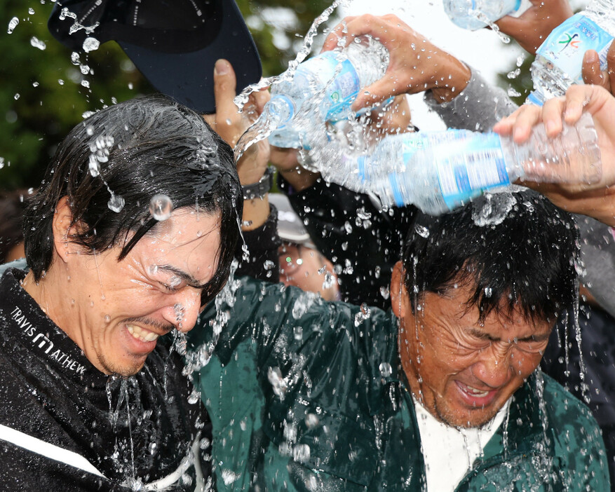 三井住友ＶＩＳＡ太平洋マスターズ最終日。逆転優勝を果たし、手荒い祝福を受ける石川遼（左）＝１０日、静岡・太平洋Ｃ御殿場