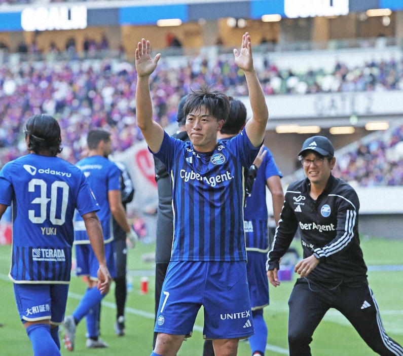 ＜町田・FC東京＞後半、ゴールを決め喜ぶ町田・相馬（中）（撮影・西海健太郎）