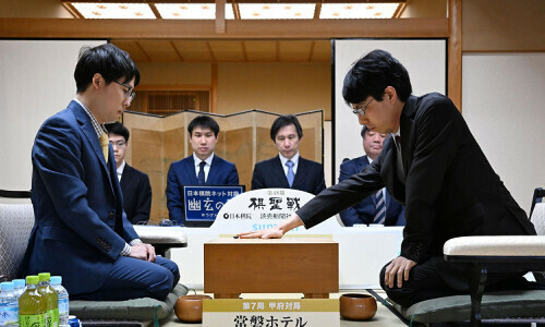 正座で対局する一力遼棋聖（右）と井山裕太王座（第４８期棋聖戦七番勝負第７局より）