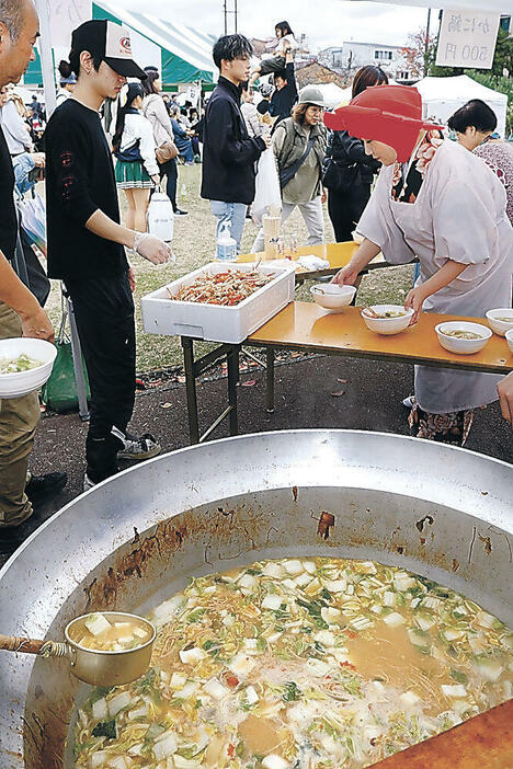 旬の味を求める来場者の人気を集めたかに鍋=加賀市山代温泉