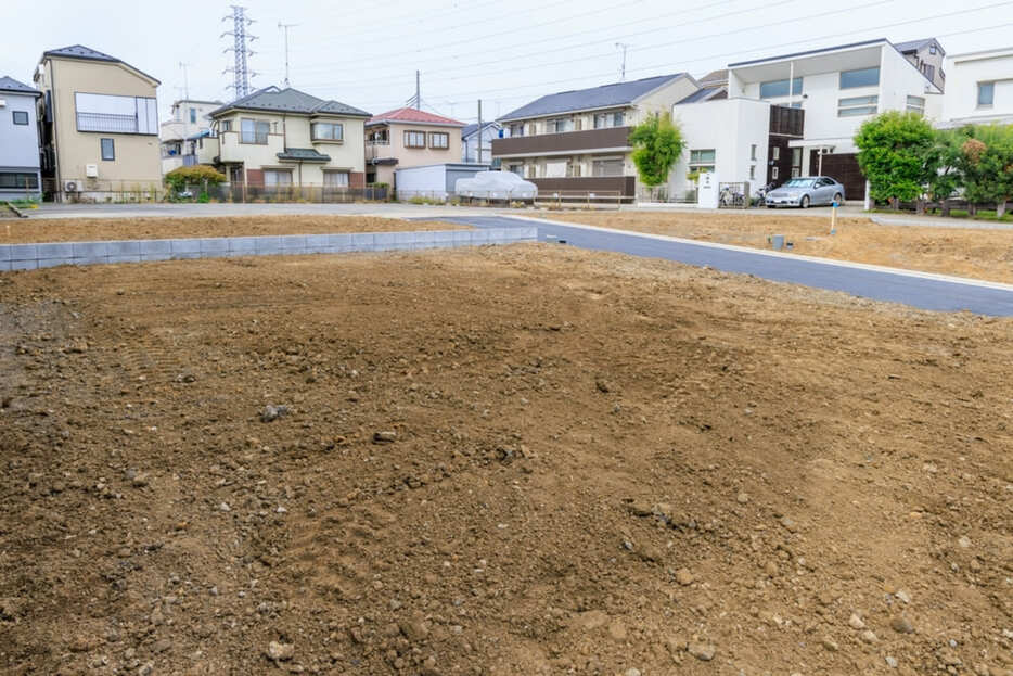 2000万円の「親の土地」を譲り受ける予定ですが、家を建てると親にも「税金」はかかりますか？譲ってもらうより借りて建てた方がお得でしょうか？