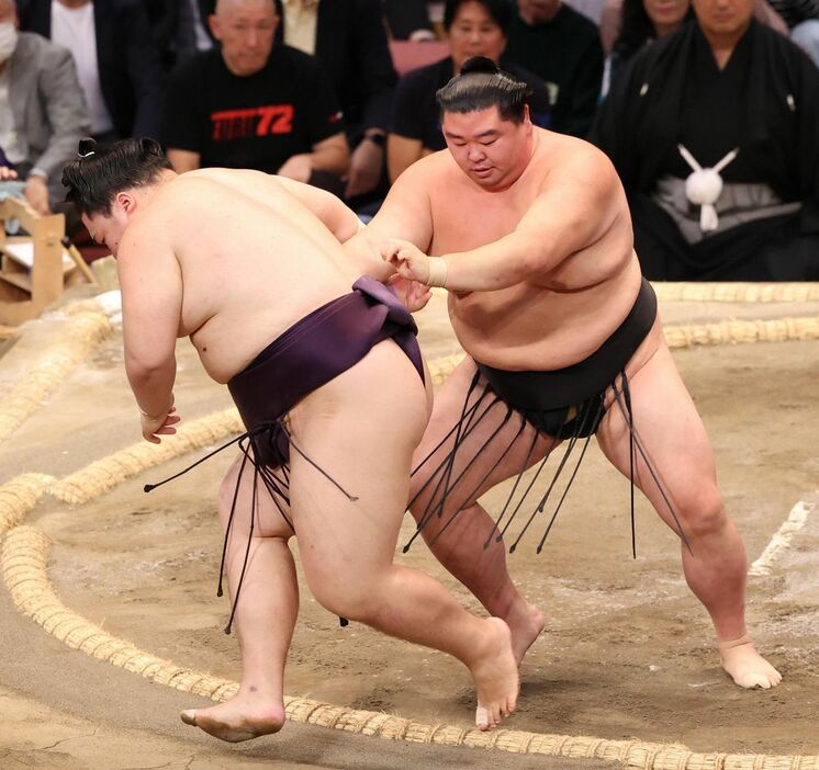 正代（右）は送り出しで王鵬を下す（撮影・栗木一考）