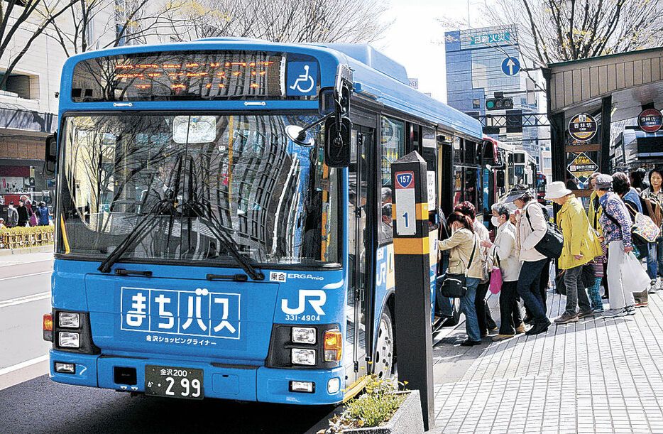 金沢市中心部を周遊する「まちバス」＝金沢市内