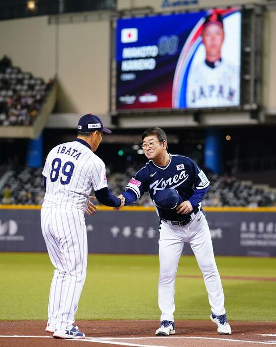 井端監督と試合前に握手を交わす韓国代表のリュ・ジョンイル監督にも批判の声が（写真・日刊スポーツ/アフロ）