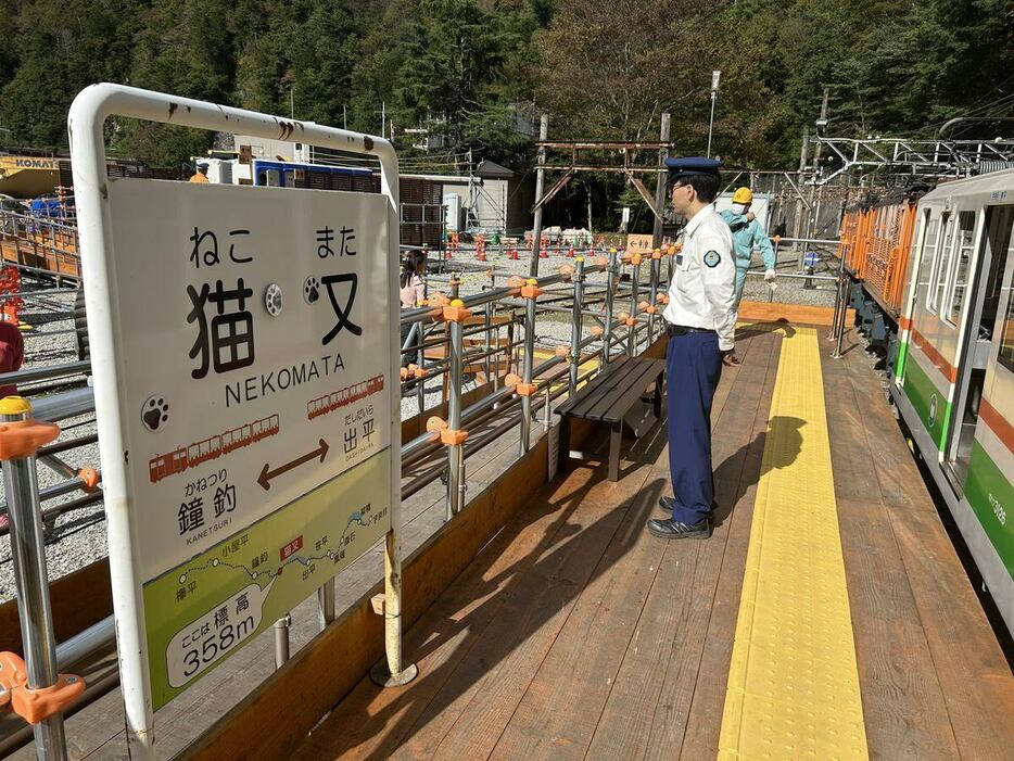 猫又駅に停車するトロッコ列車。同駅で折り返し運転を行っている＝富山県黒部市