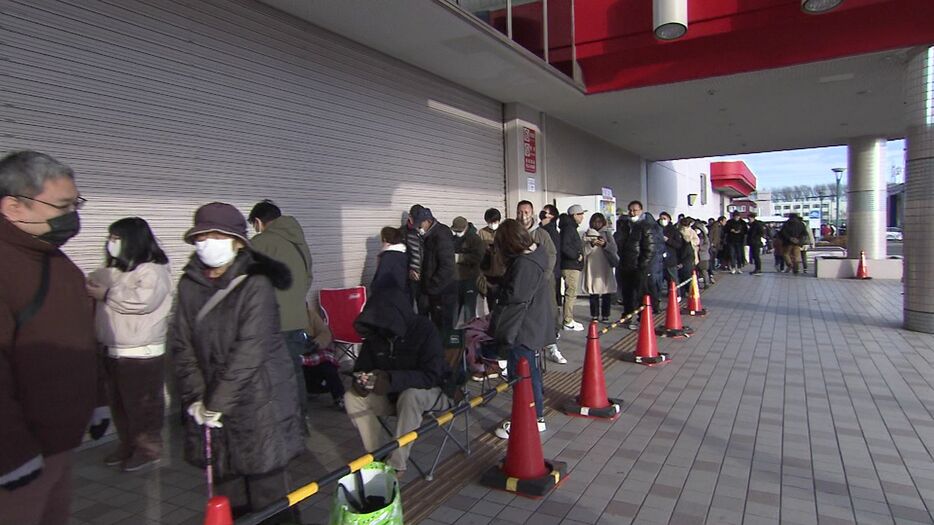 開店1時間前にすでに300人以上の行列