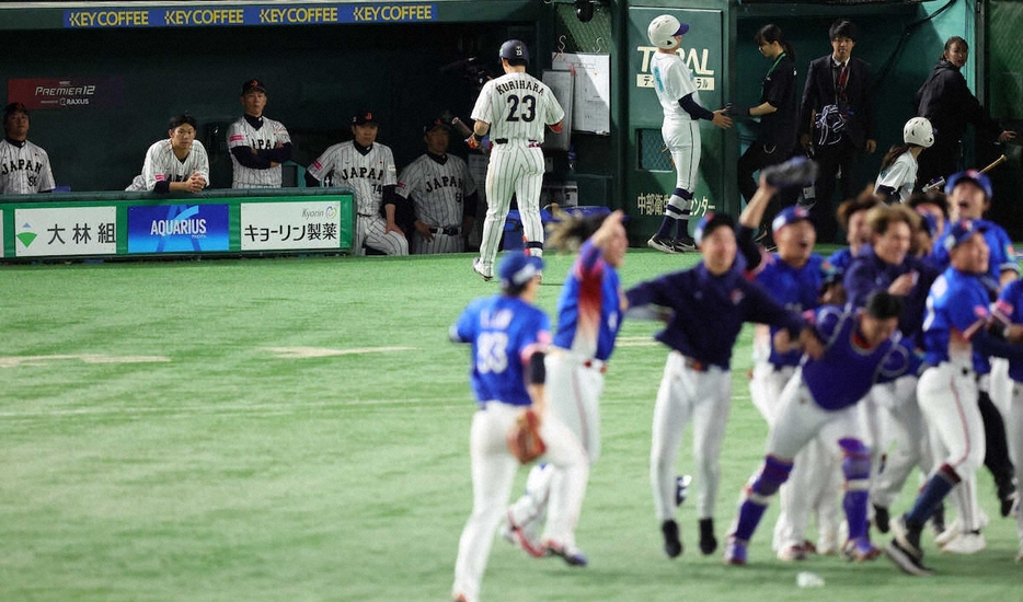 ＜日本・台湾＞敗れて、台湾の歓喜を見つめる井端監督（左から3人目）ら日本ナイン（撮影・光山　貴大）