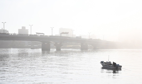 深い霧に覆われた宍道湖大橋近くの宍道湖岸＝１２日午前８時５４分、島根県松江市末次町