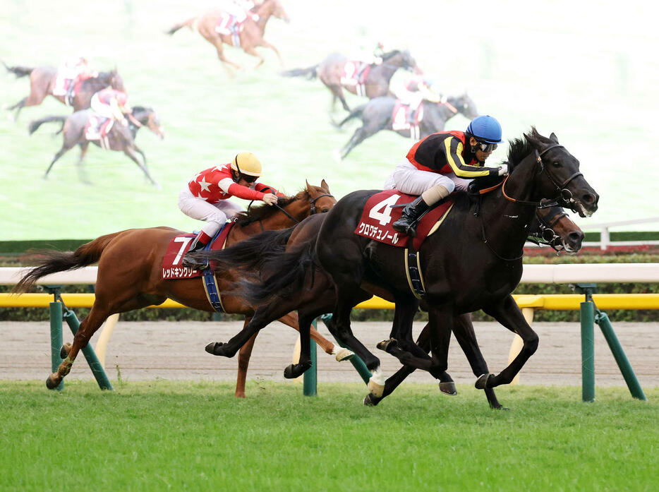 東京スポーツ杯2歳Sを制したクロワデュノール（右）と北村友一騎手（2024年11月16日撮影）