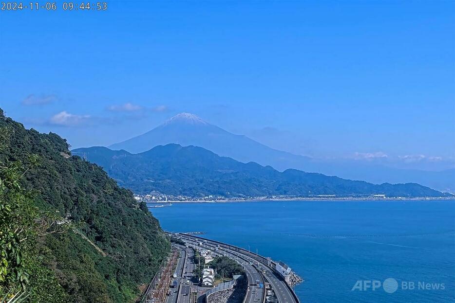 静岡市側から見た富士山（左奥）の山頂に見える雪。静岡市が公開したビデオストリームからの静止画（2024年11月6日撮影）。【翻訳編集】 AFPBB News