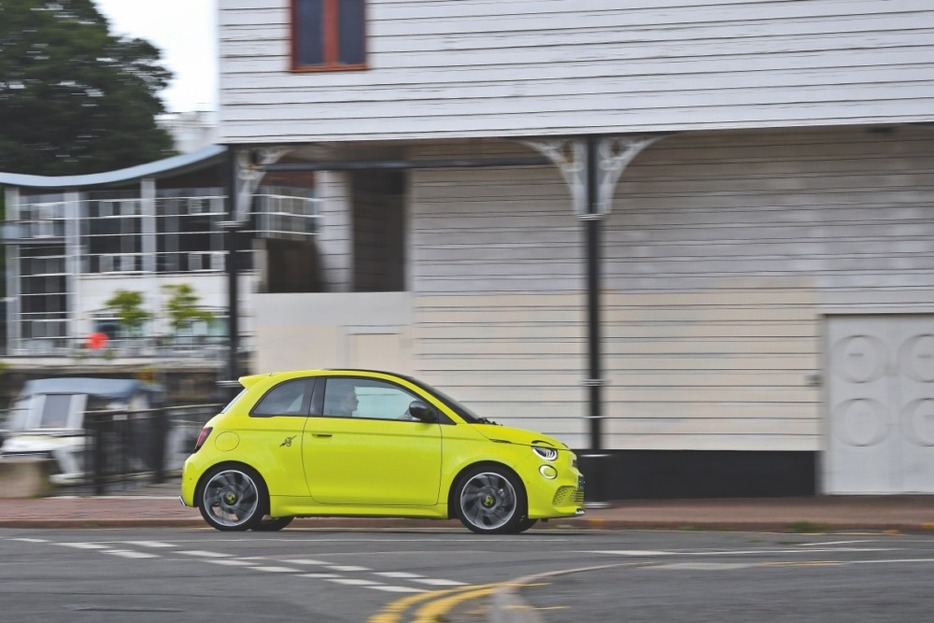 アバルト500e ツーリスモ（英国仕様）