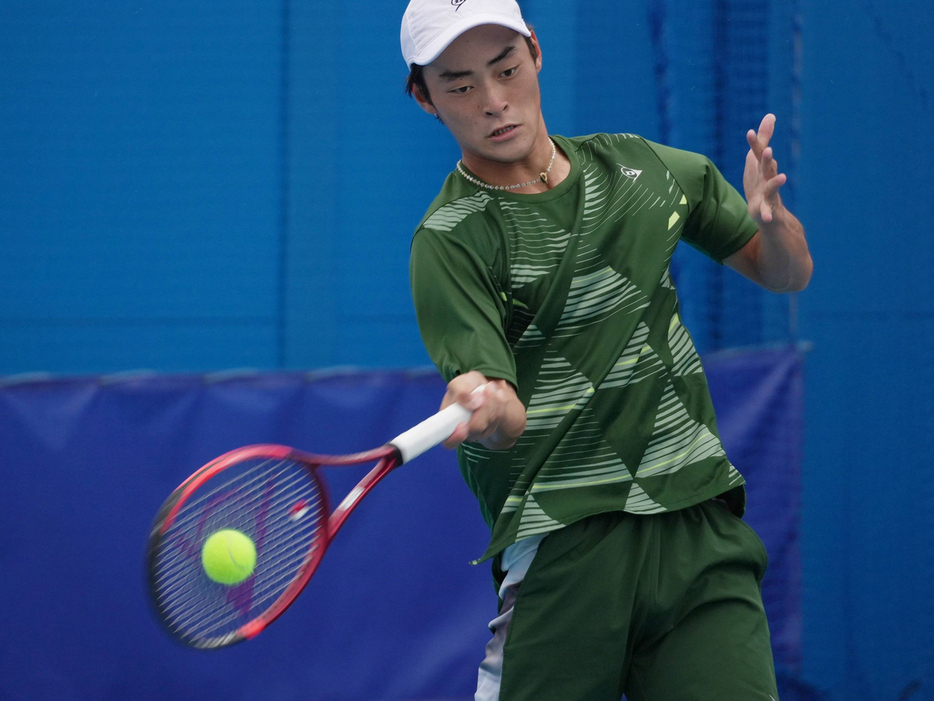 「柳川高等学校×橋本総業国際男子オープンテニス大会 」（福岡・柳川高等学校テニスコート）で男子シングルス準々決勝に進出した逸﨑獅王（トップランAIOI）（©柳川高校）