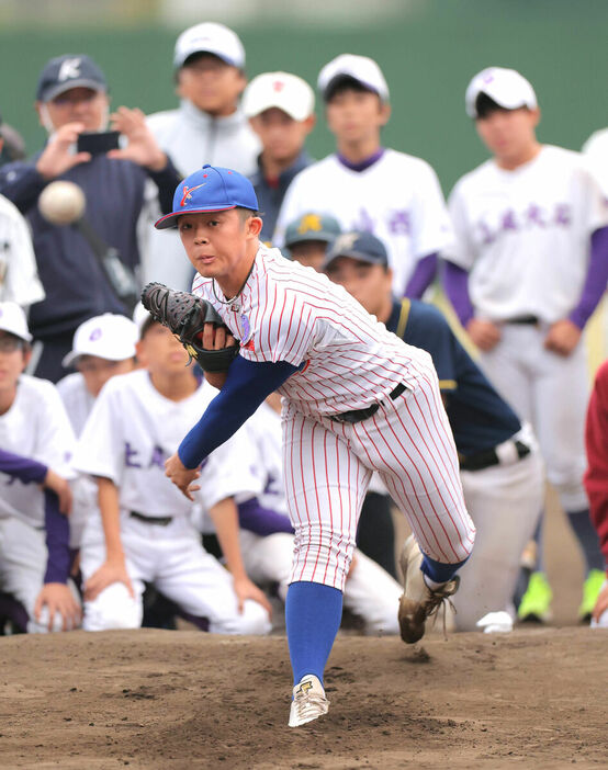 中学生の前で投球を披露する巨人育成ドラフト５位の山村学園・西川（カメラ・相川　和寛）