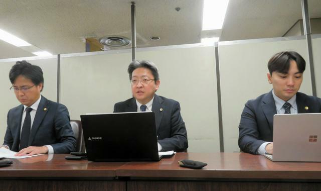 提訴について記者会見で説明する原告側代理人の平山賢太郎弁護士（中央）ら=2024年11月13日午後、東京・霞が関、米田優人撮影