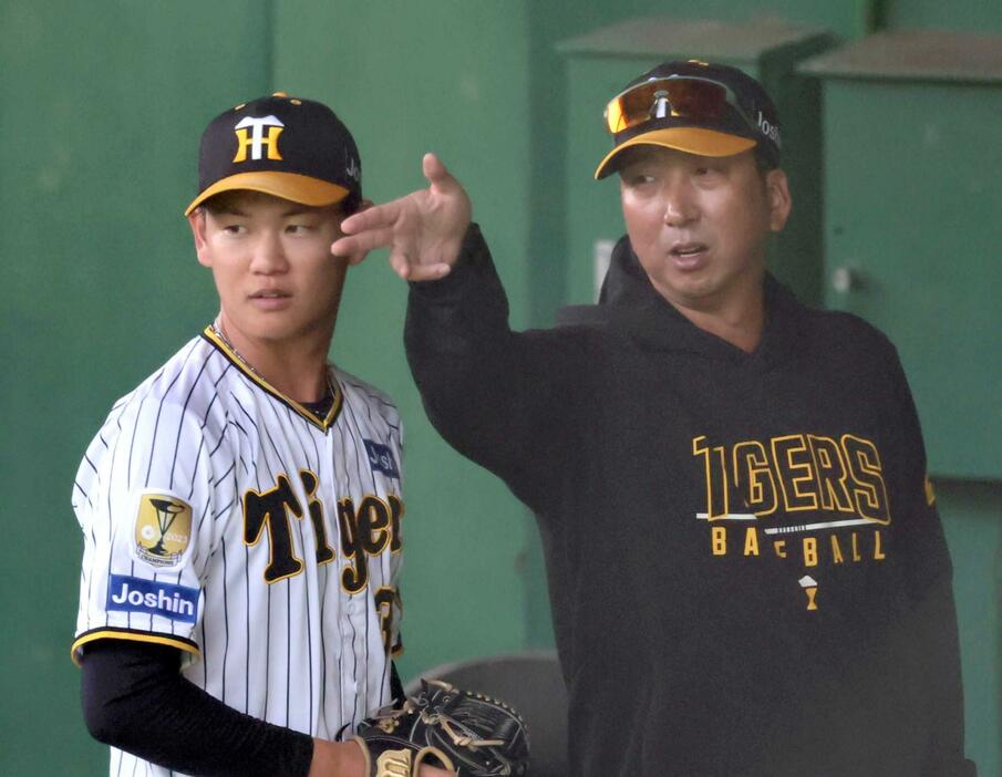 　ブルペンで藤川監督の指導を受ける及川（撮影・田中太一）