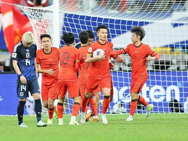 日本からゴールを奪った中国。写真：梅月智史（サッカーダイジェスト写真部）