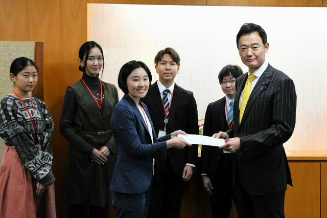 プラスチック条約への要望書を中田宏環境副大臣に手渡す「プラスチック若者会議」のメンバー=2024年11月20日午後0時39分、東京・霞が関の環境省、玉木祥子撮影