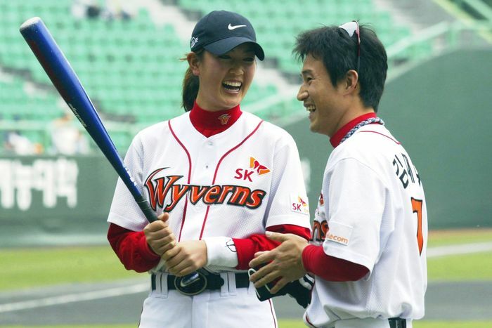 2006年に韓国で行われた野球の試合で、セレモニーバッティングを務めたミシェル・ウィー（左）。男子トーナメントに出場するため、韓国を訪れていた