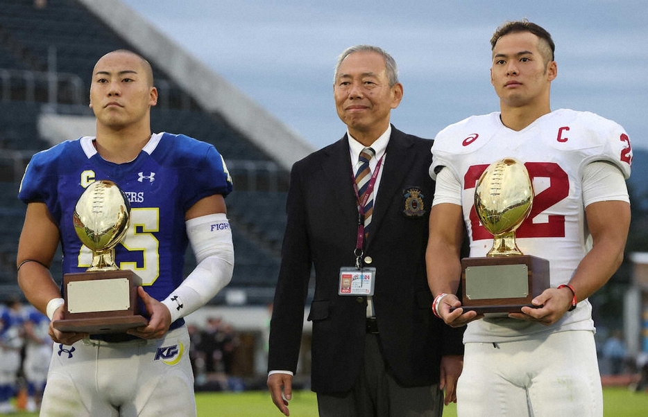 ＜関学大・立命大＞両校優勝となり、トロフィーを手にする関学大・永井（左）と立命大・山嵜の両主将（撮影・北條　貴史）