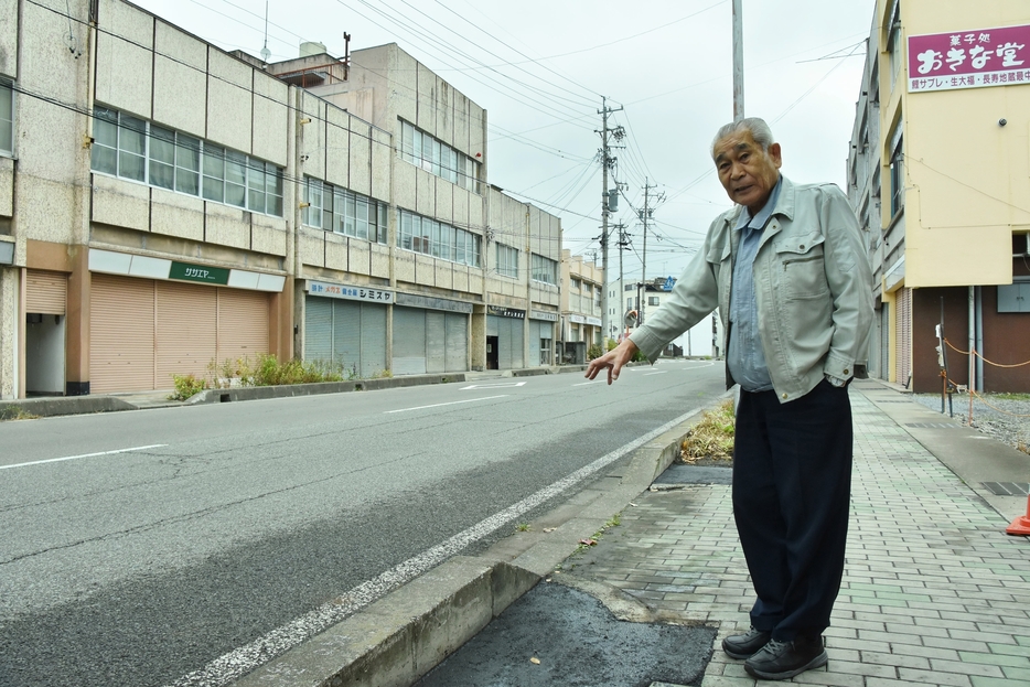 アーケードの柱があった場所を示す市川さん