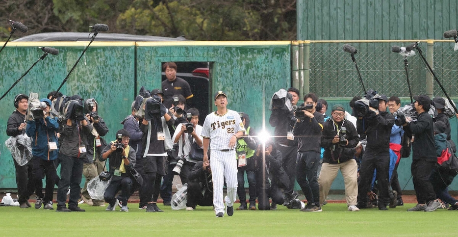 ＜阪神秋季キャンプ＞大勢の報道陣に囲まれながら球場入りする藤川監督（撮影・椎名　航）