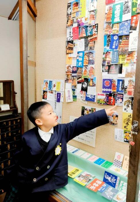 お札のコレクションコーナーでお気に入りの1枚を指さす紘輝ちゃん