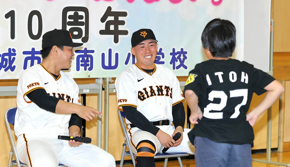 稲城市立南山小学校を訪問した浅野は阪神・伊藤将のＴシャツを着た生徒の鋭い質問にタジタジとなる（左は山瀬＝カメラ・竜田　卓）