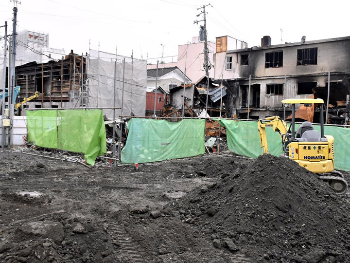 火災があった現場。半年が過ぎて建物が解体されて更地になった場所がある一方で黒焦げのまま残る建物もある