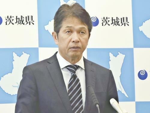 記者会見で地方税収減を懸念する大井川知事（２２日、茨城県庁で）