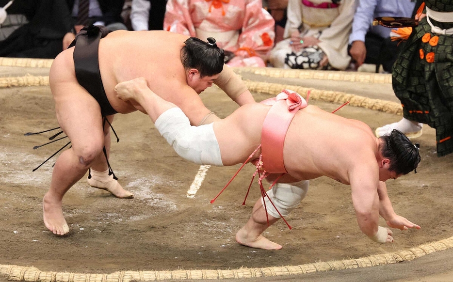 ＜大相撲九州場所8日目＞宇良（右）を押し倒した阿炎（撮影・成瀬　徹）