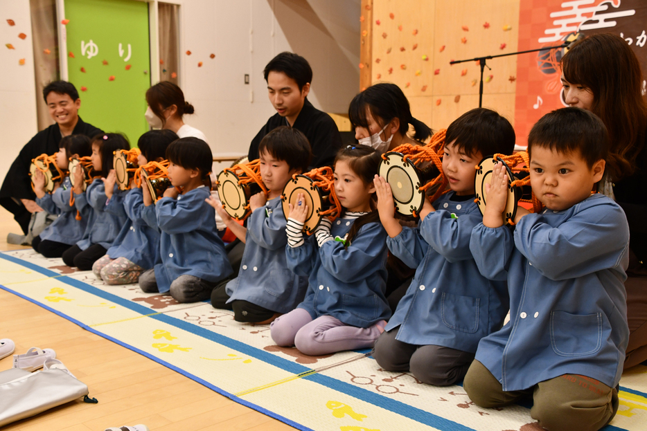 小鼓を体験する子どもたち