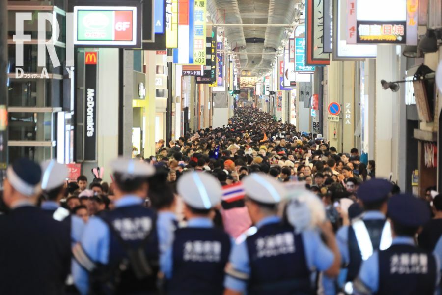 戎橋を通行止めにしたことにより、戎橋筋商店街などが非常に多くの人で溢れ返った