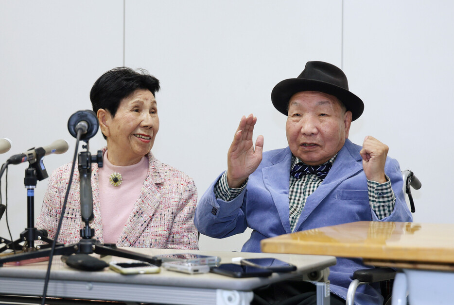 記者会見に臨む袴田巌さん（右）と姉ひで子さん＝２９日午後、東京都文京区